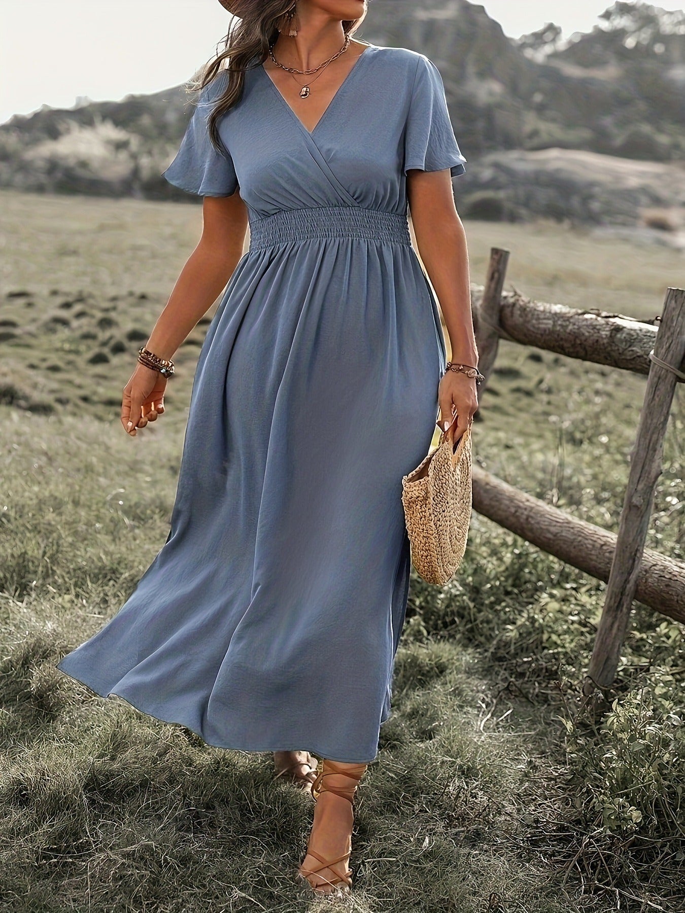 Damen Maxikleid – Schlanke Passform – V-Ausschnitt – Trompetenärmel – Schlitzsaum