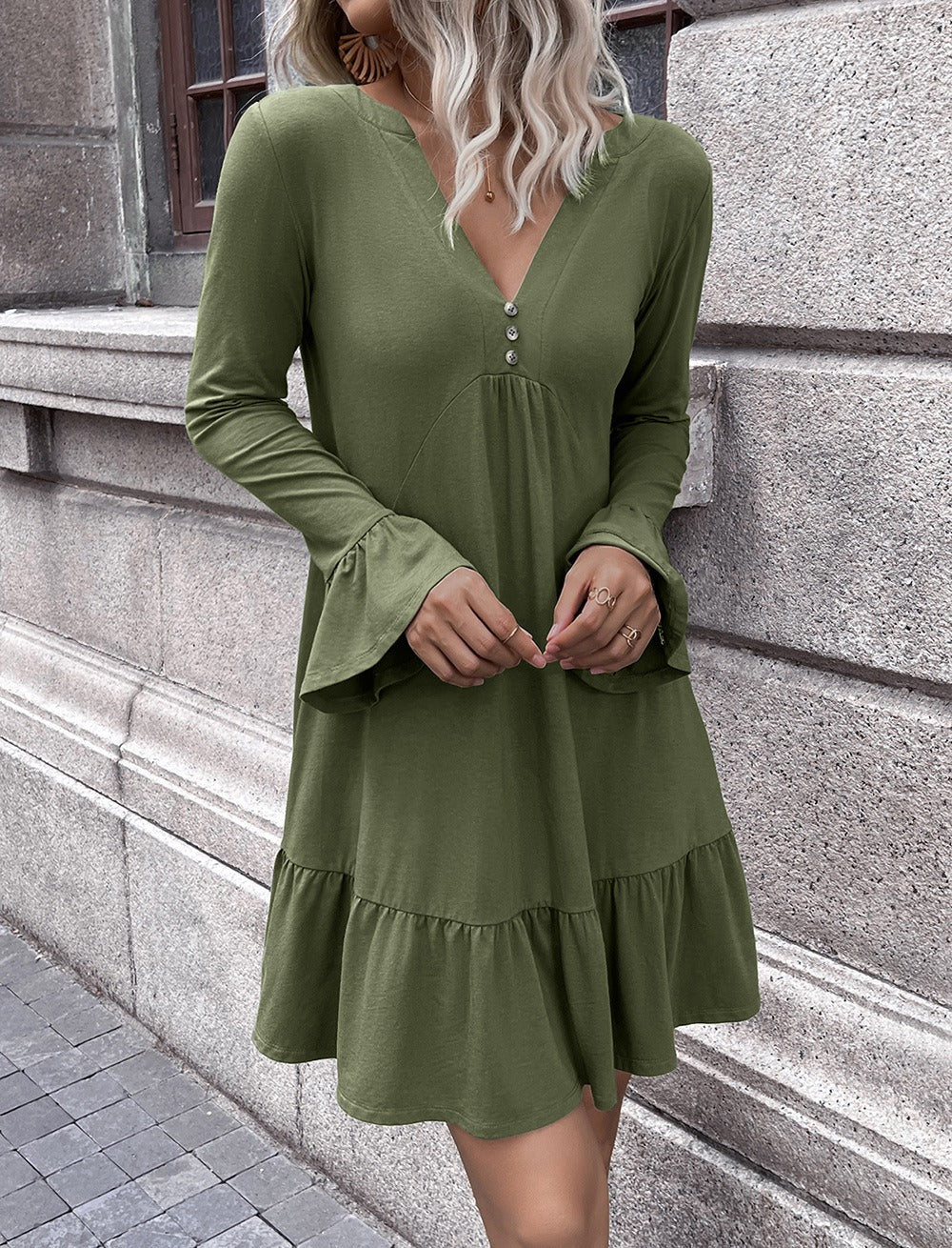 Damen Kleid – Flared Fit – V-Ausschnitt – Glockenärmel – Stufiger Saum – Baumwolle