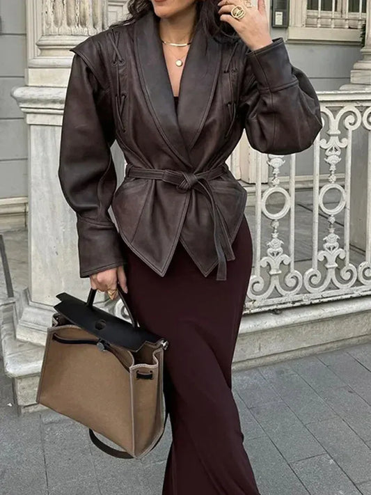 Damen Leder Mantel – Taillierte Passform – Gürtel – Strukturierte Schultern – Schnürdetails